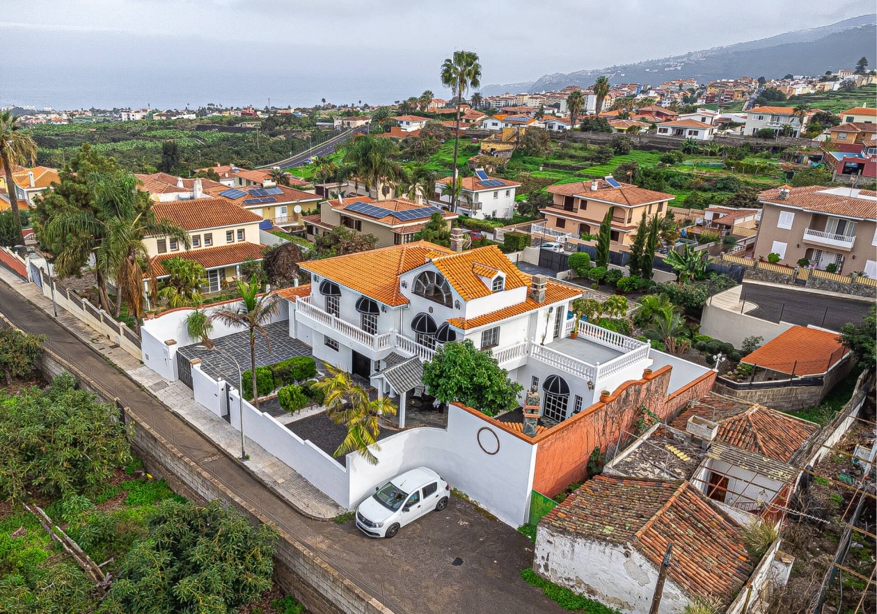Exclusive licensed medical property with flexible living comfort in La Orotava, Tenerife