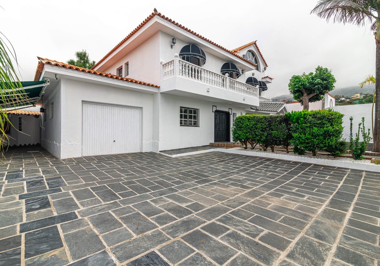Exclusive licensed medical property with flexible living comfort in La Orotava, Tenerife
