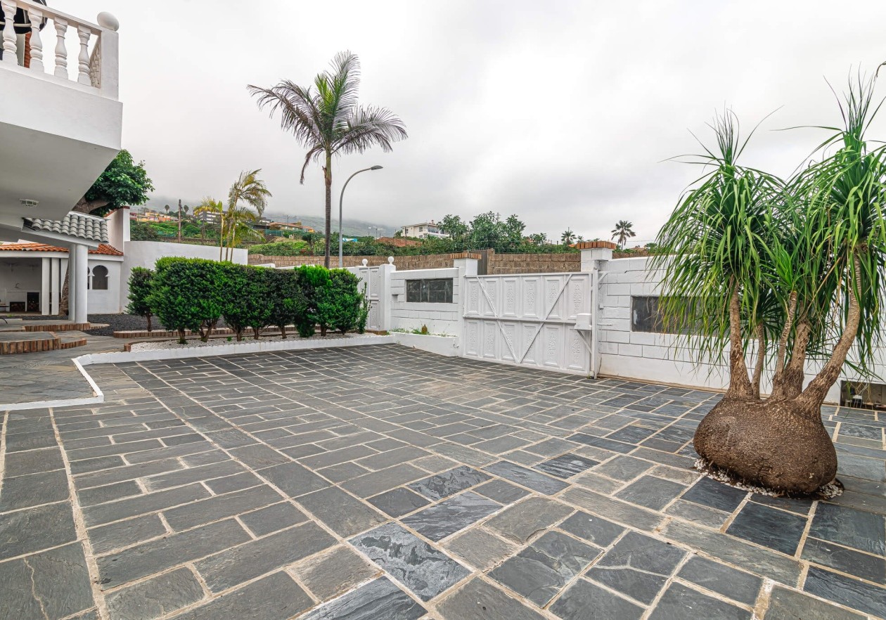Exclusive licensed medical property with flexible living comfort in La Orotava, Tenerife
