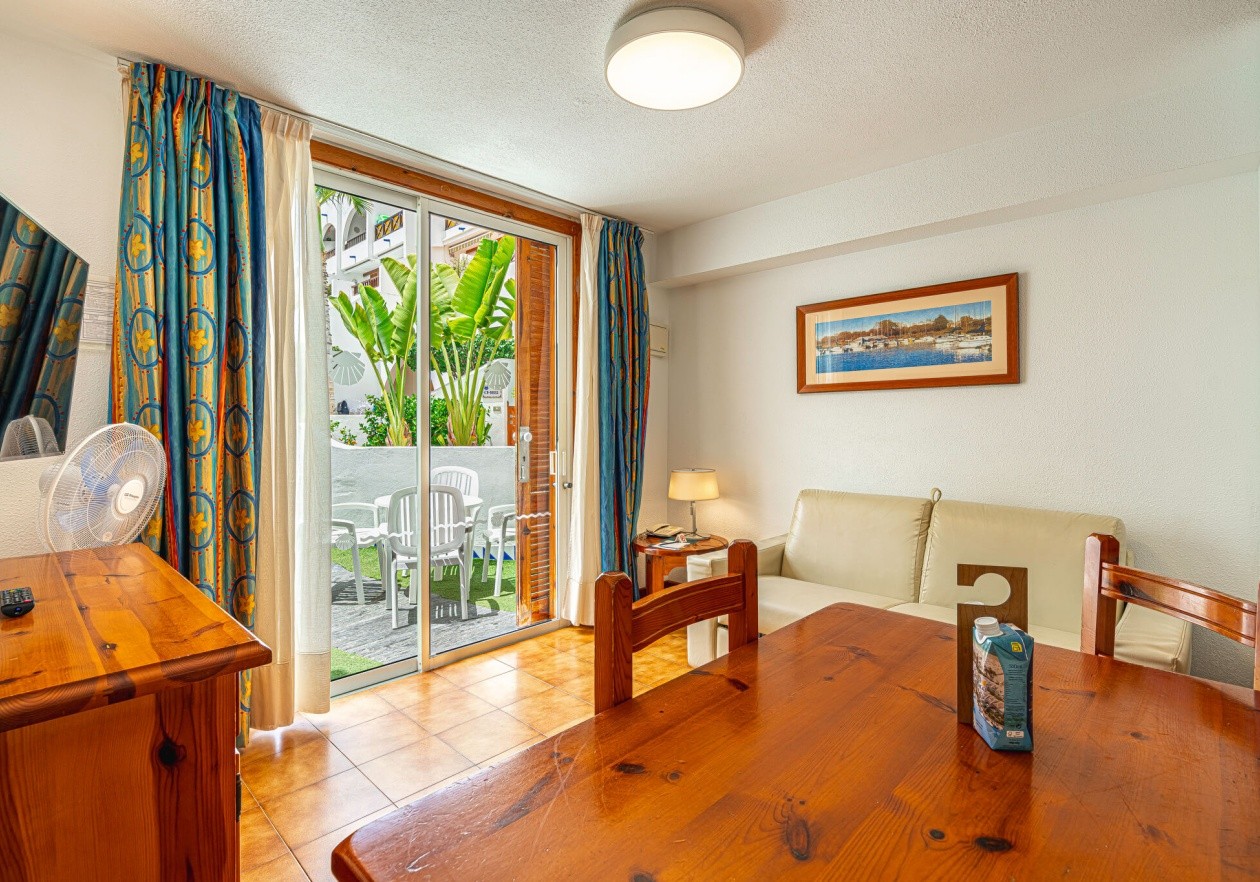 Nice ground floor studio with garden in Parque Santiago III