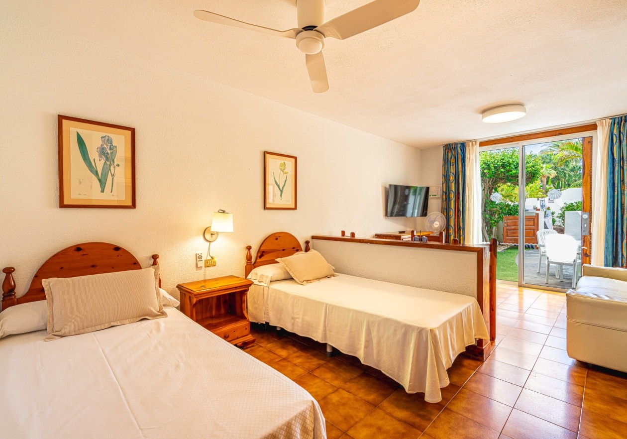 Nice ground floor studio with garden in Parque Santiago III