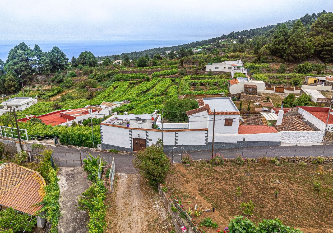 Fully renovated home in the traditional Canarian style.
