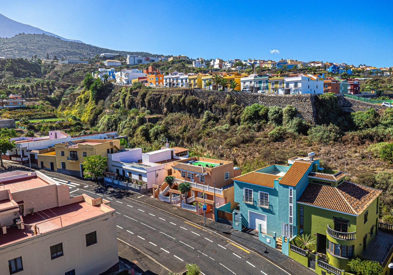 Completely detached home, built in authentic Canarian style.