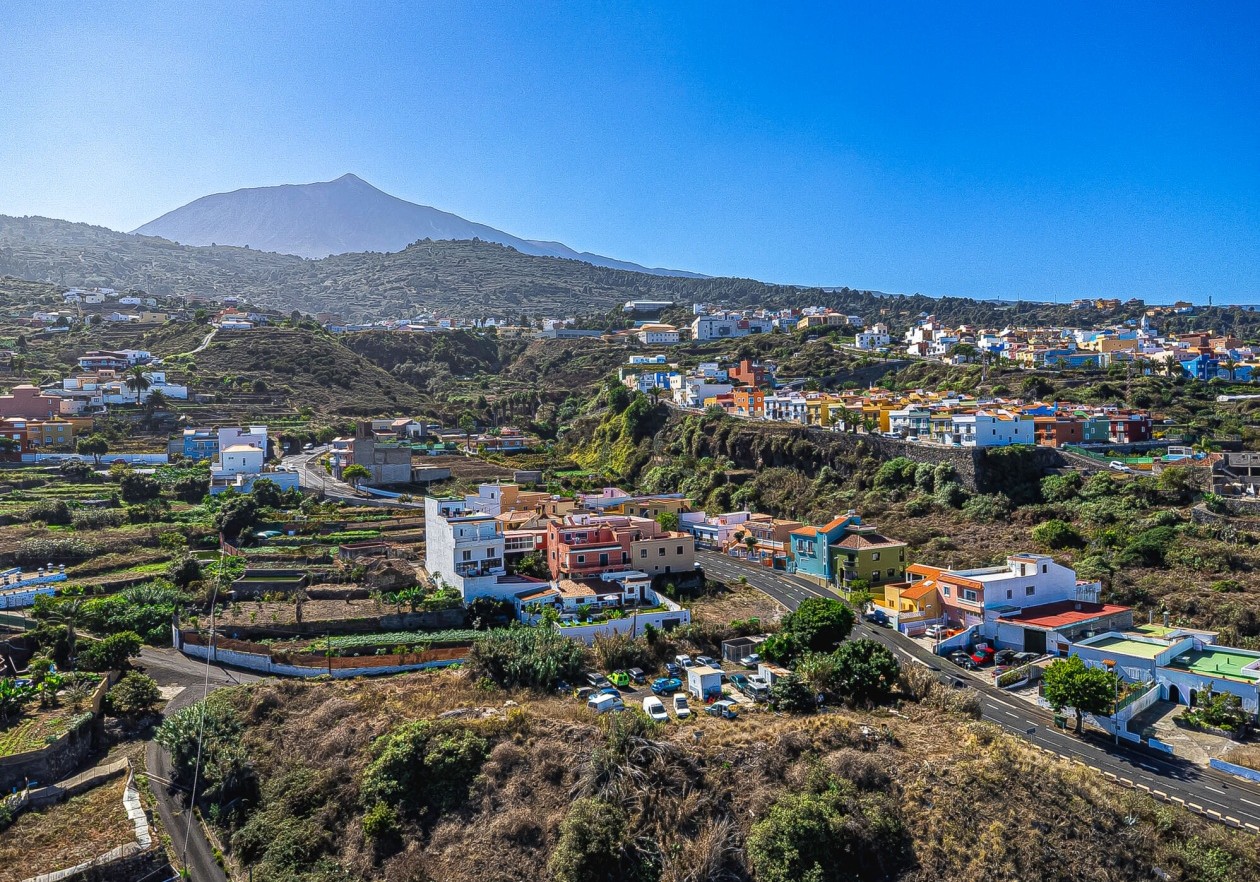Completely detached home, built in authentic Canarian style.