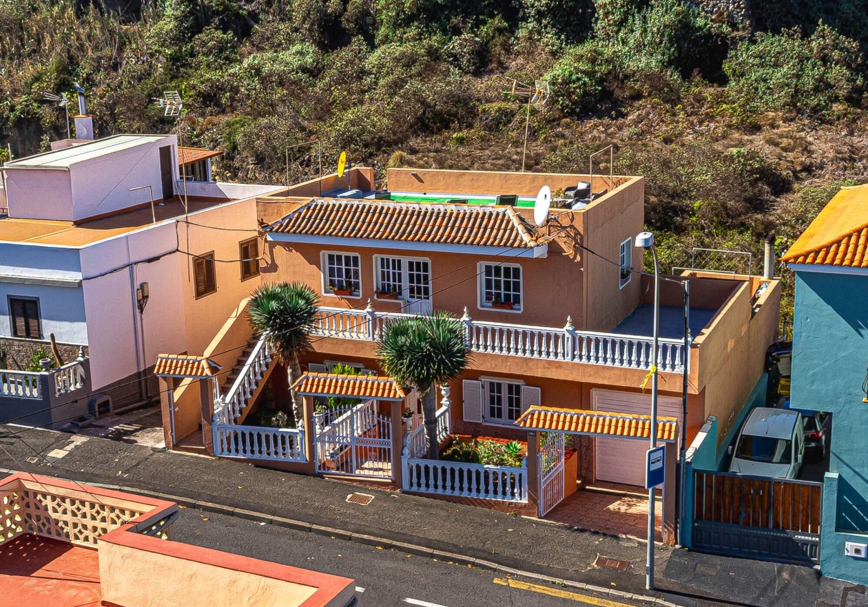 Completely detached home, built in authentic Canarian style.