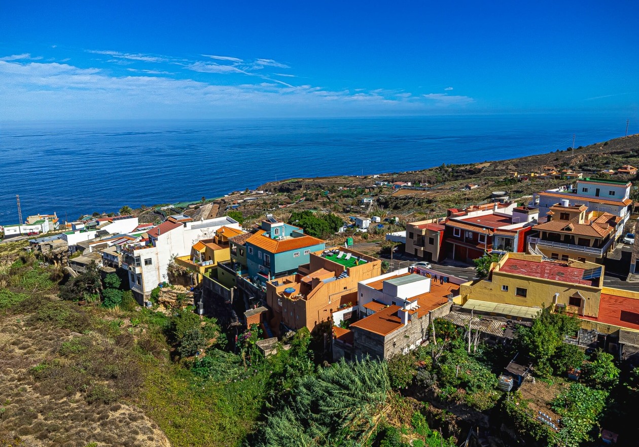 Completely detached home, built in authentic Canarian style.