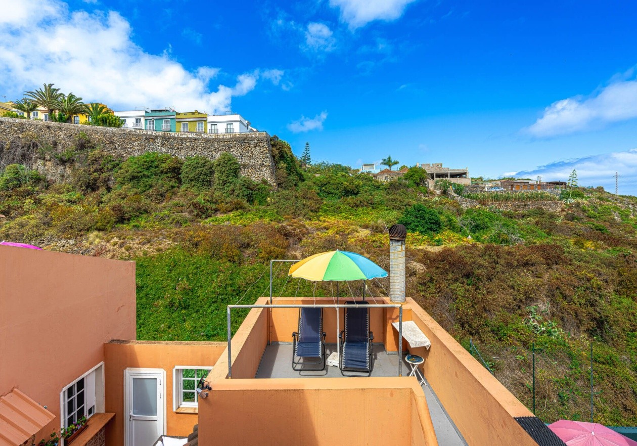 Completely detached home, built in authentic Canarian style.