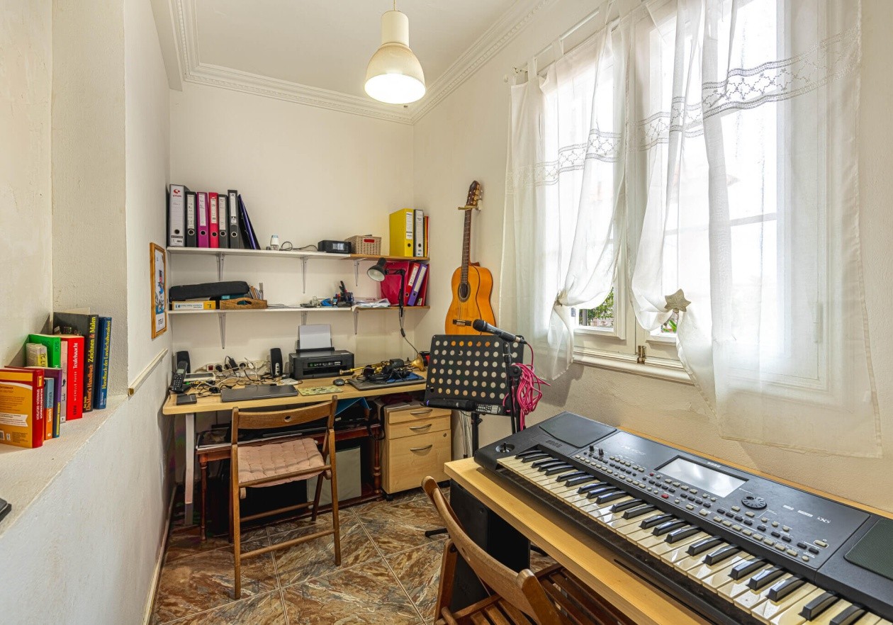 Completely detached home, built in authentic Canarian style.