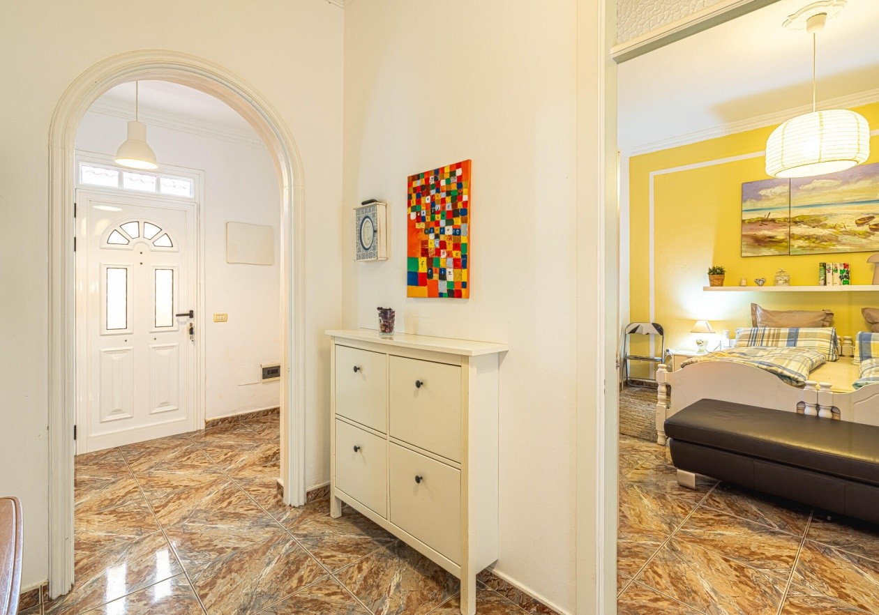 Completely detached home, built in authentic Canarian style.