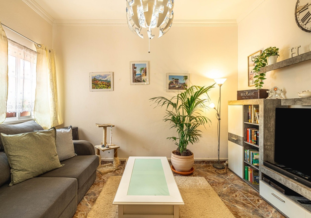 Completely detached home, built in authentic Canarian style.