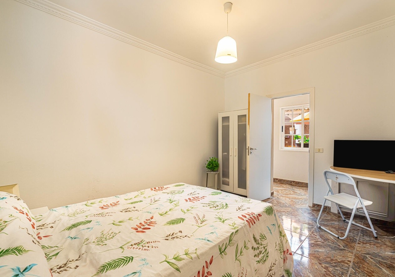 Completely detached home, built in authentic Canarian style.