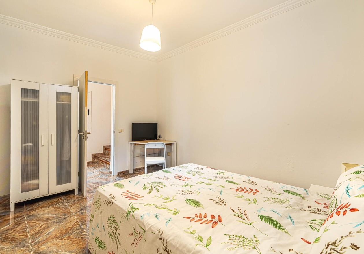 Completely detached home, built in authentic Canarian style.