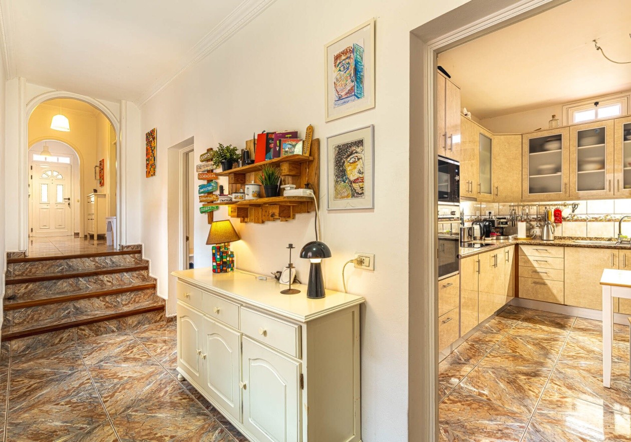 Completely detached home, built in authentic Canarian style.