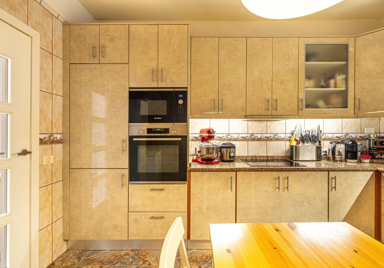 Completely detached home, built in authentic Canarian style.