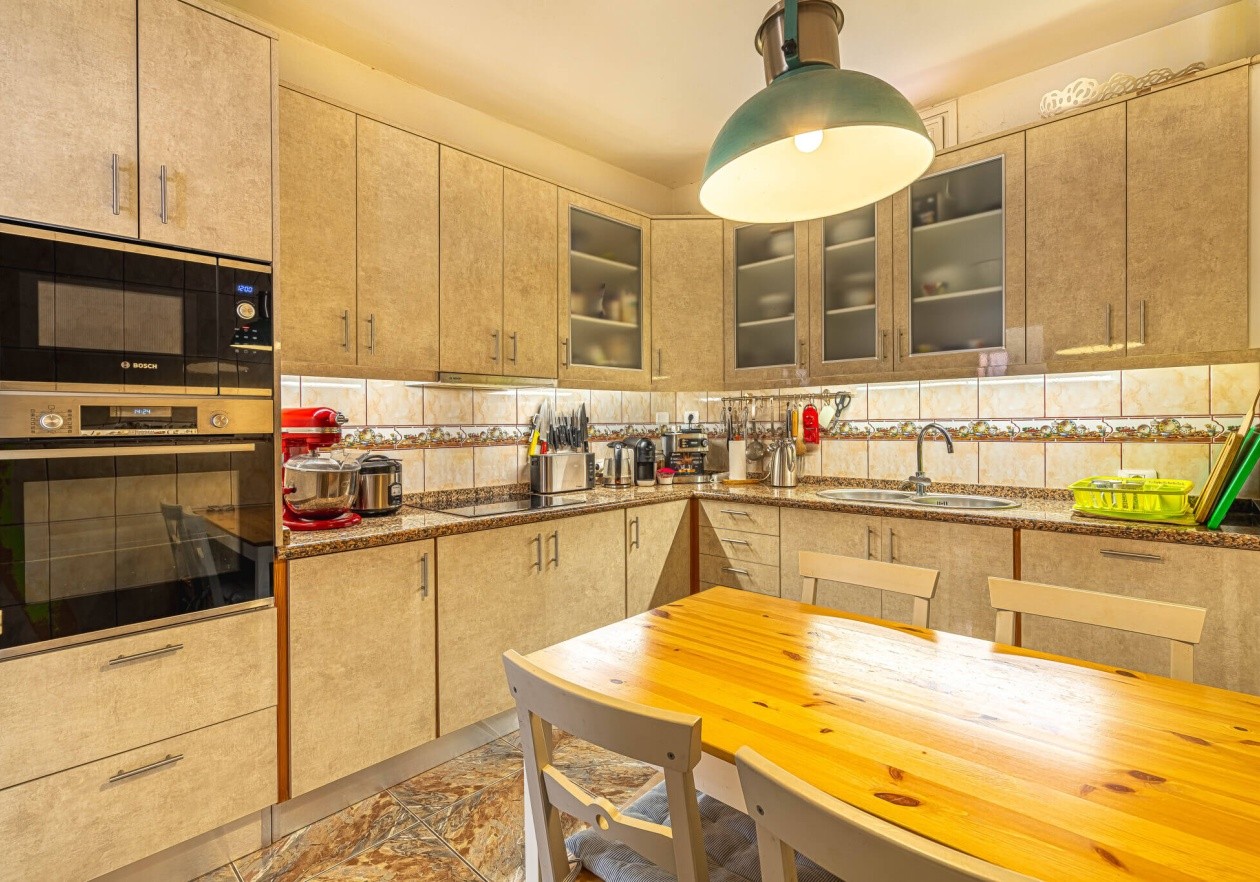 Completely detached home, built in authentic Canarian style.