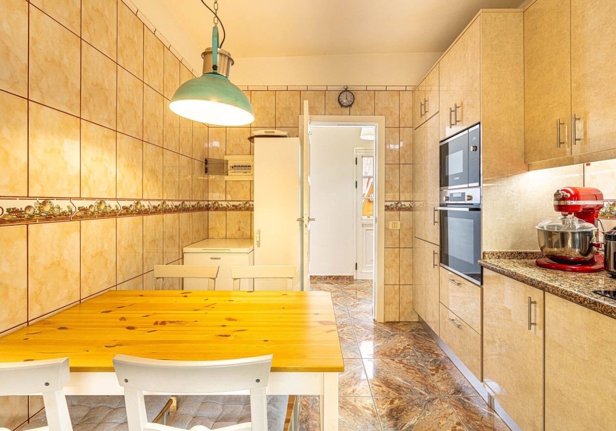 Completely detached home, built in authentic Canarian style.