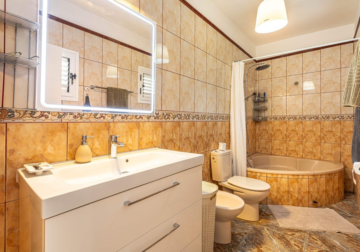 Completely detached home, built in authentic Canarian style.