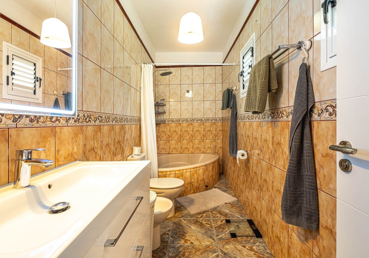 Completely detached home, built in authentic Canarian style.