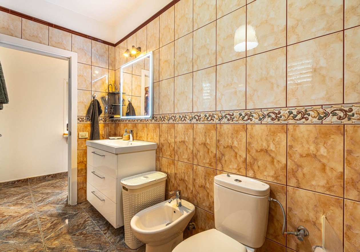 Completely detached home, built in authentic Canarian style.