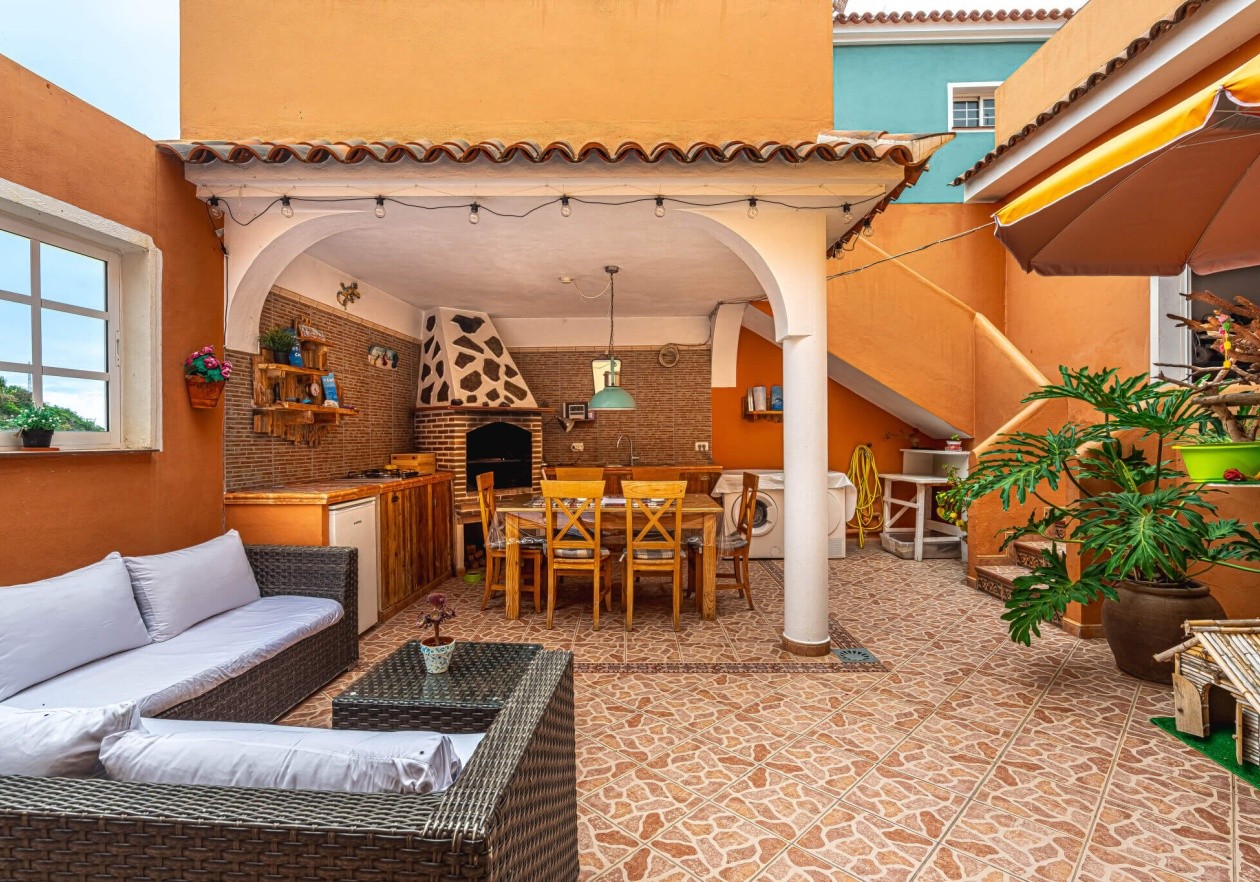 Completely detached home, built in authentic Canarian style.