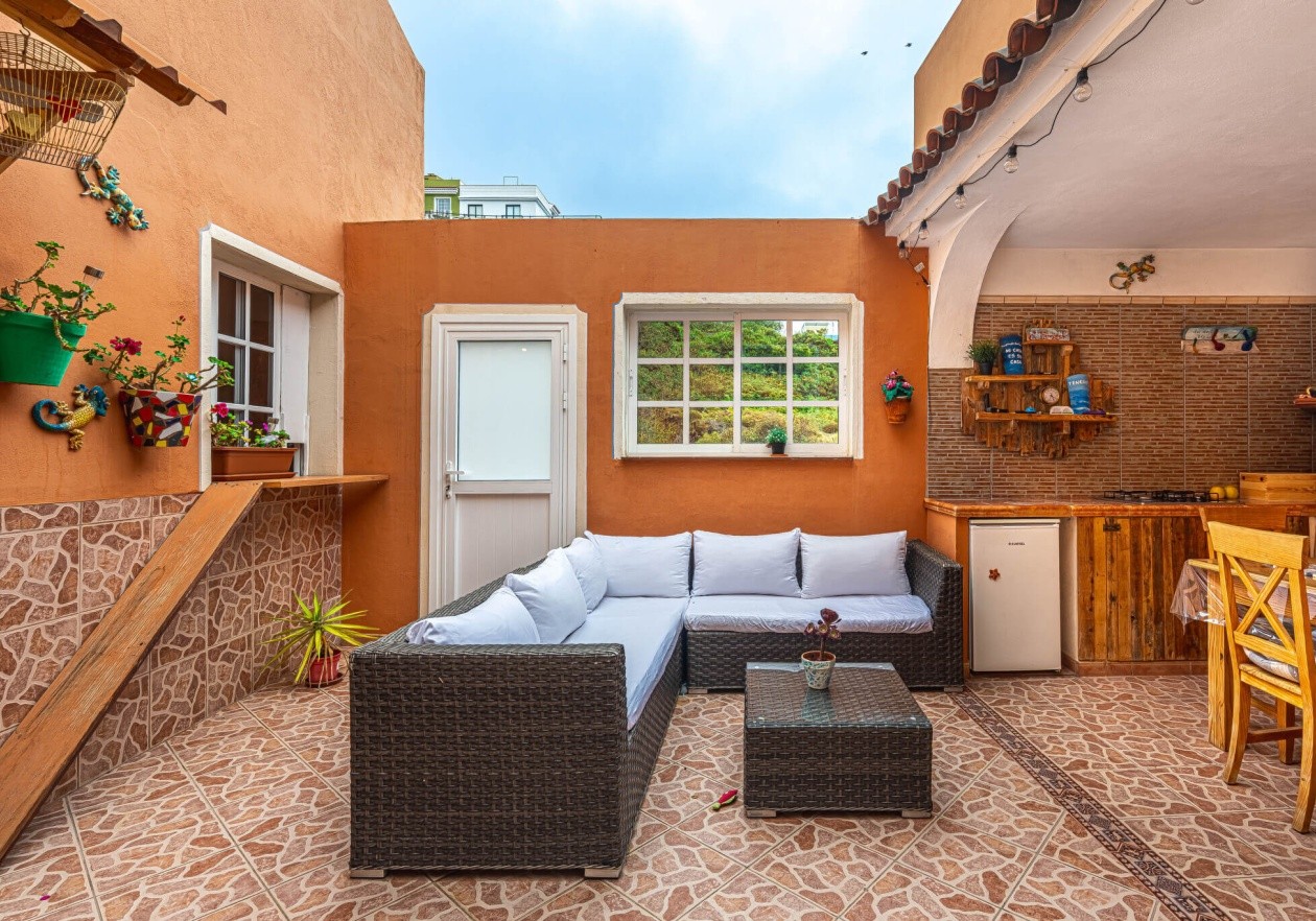 Completely detached home, built in authentic Canarian style.