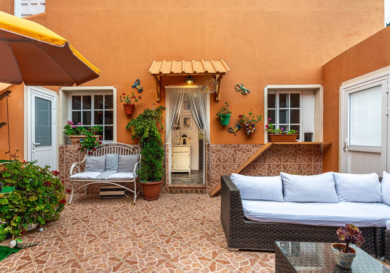 Completely detached home, built in authentic Canarian style.