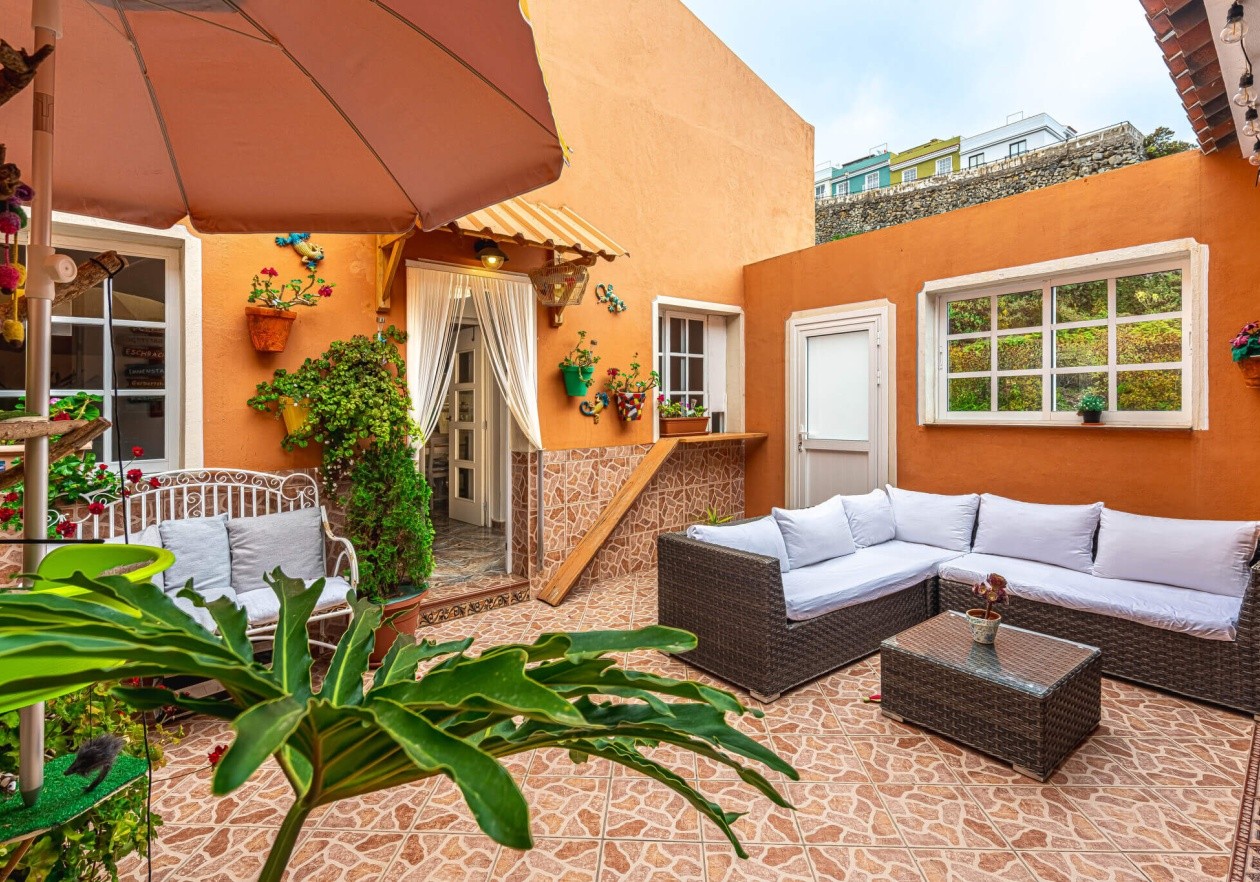 Completely detached home, built in authentic Canarian style.