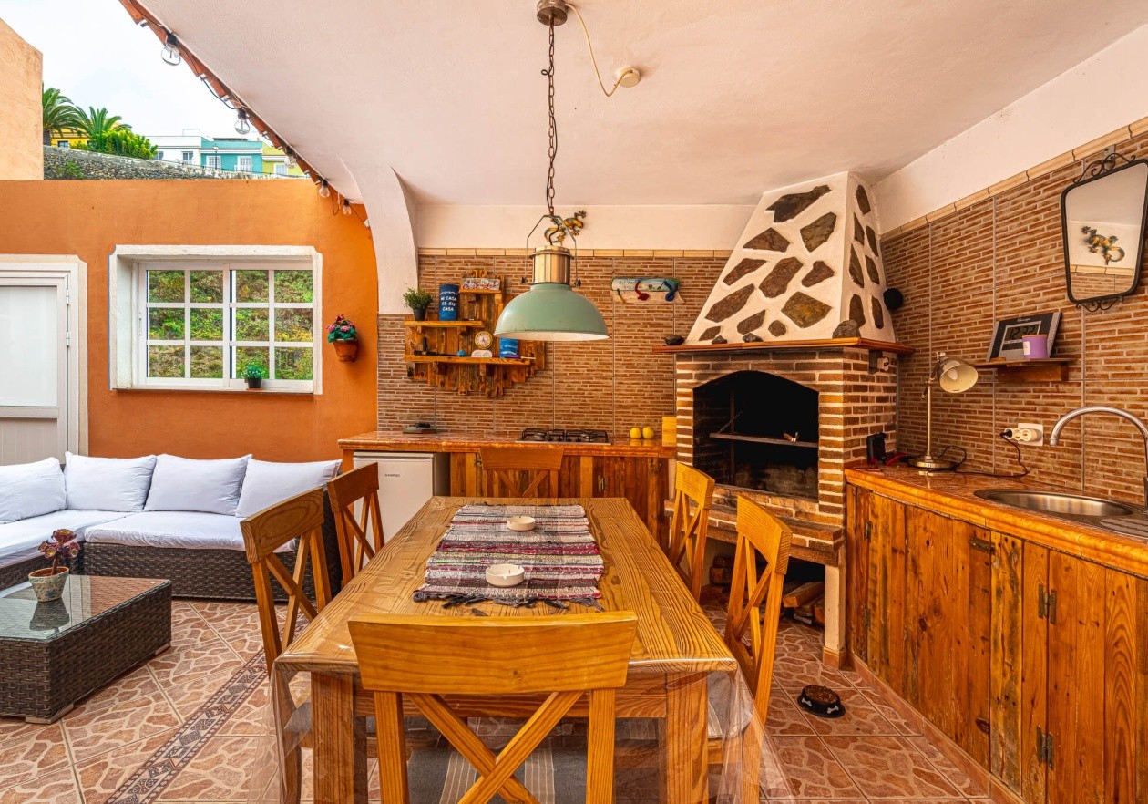 Completely detached home, built in authentic Canarian style.