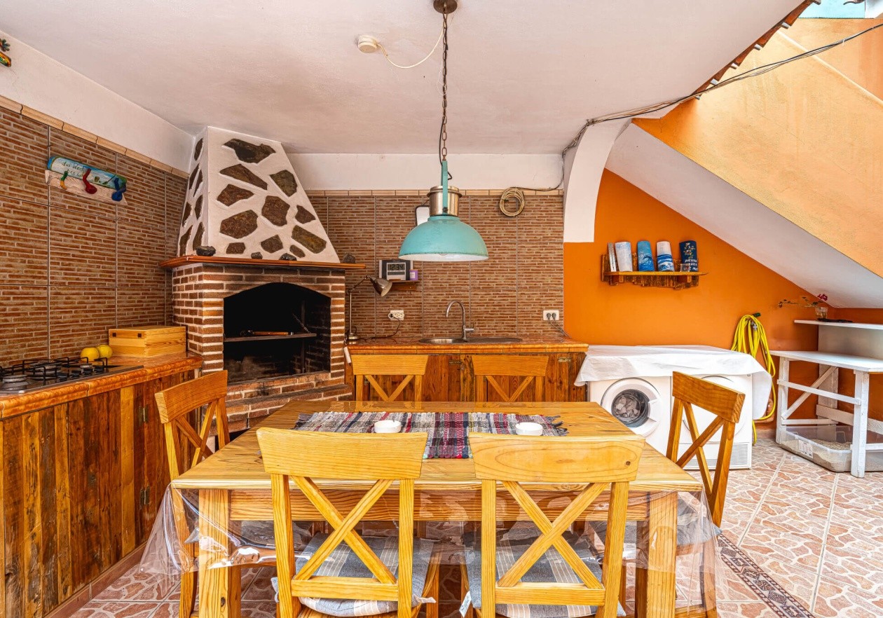 Completely detached home, built in authentic Canarian style.