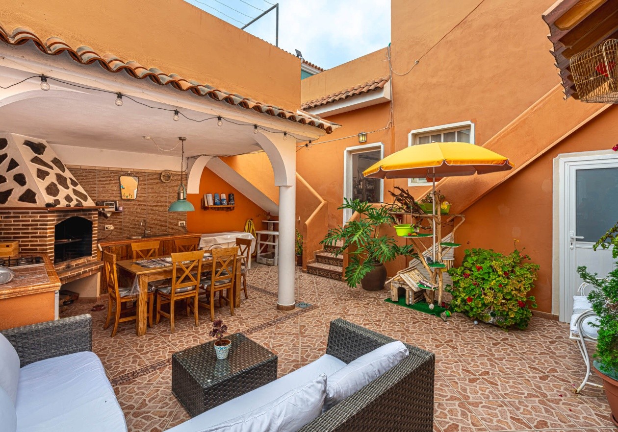 Completely detached home, built in authentic Canarian style.
