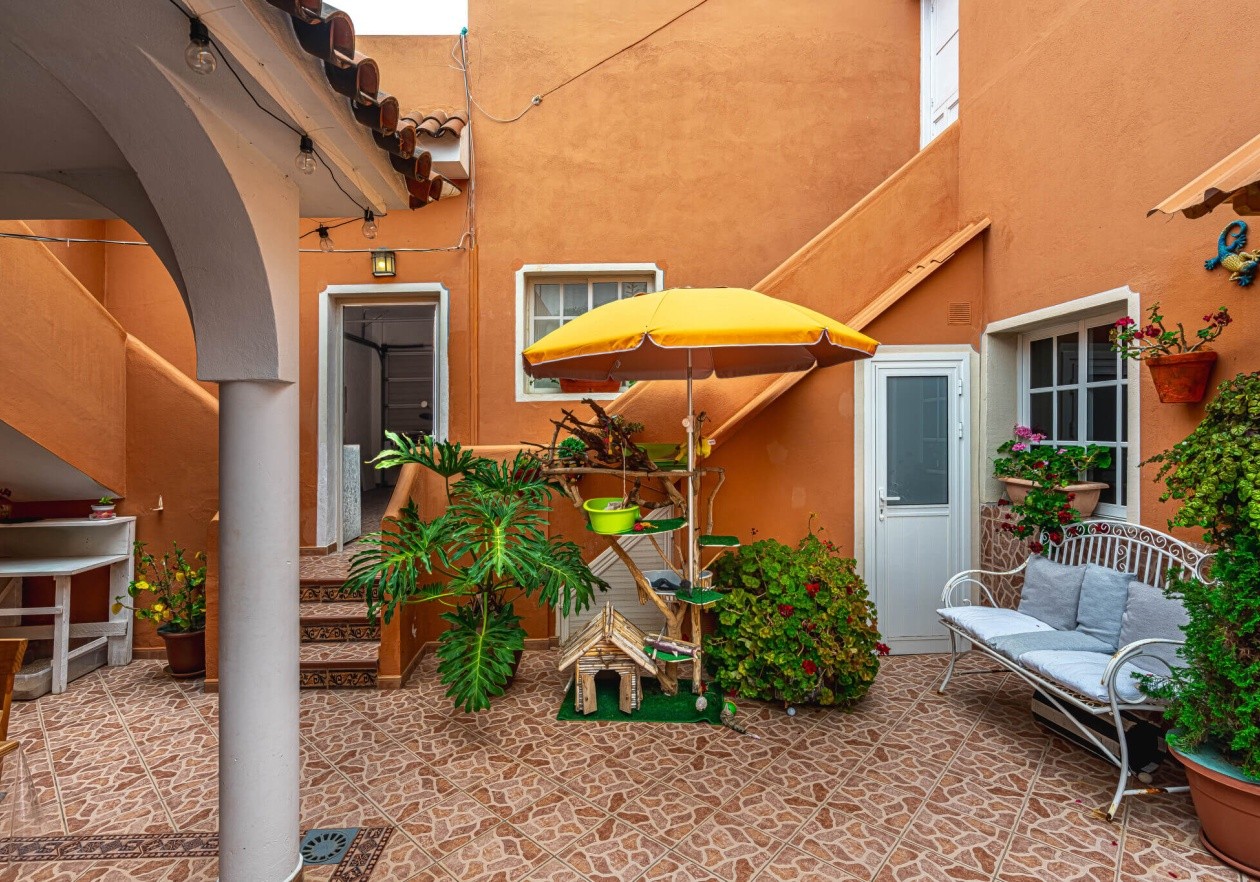 Completely detached home, built in authentic Canarian style.