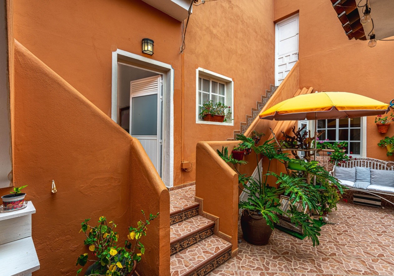 Completely detached home, built in authentic Canarian style.