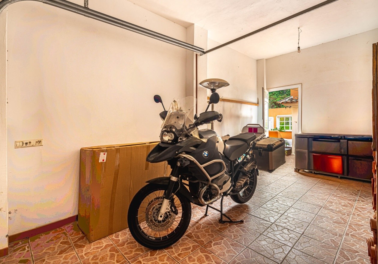 Completely detached home, built in authentic Canarian style.