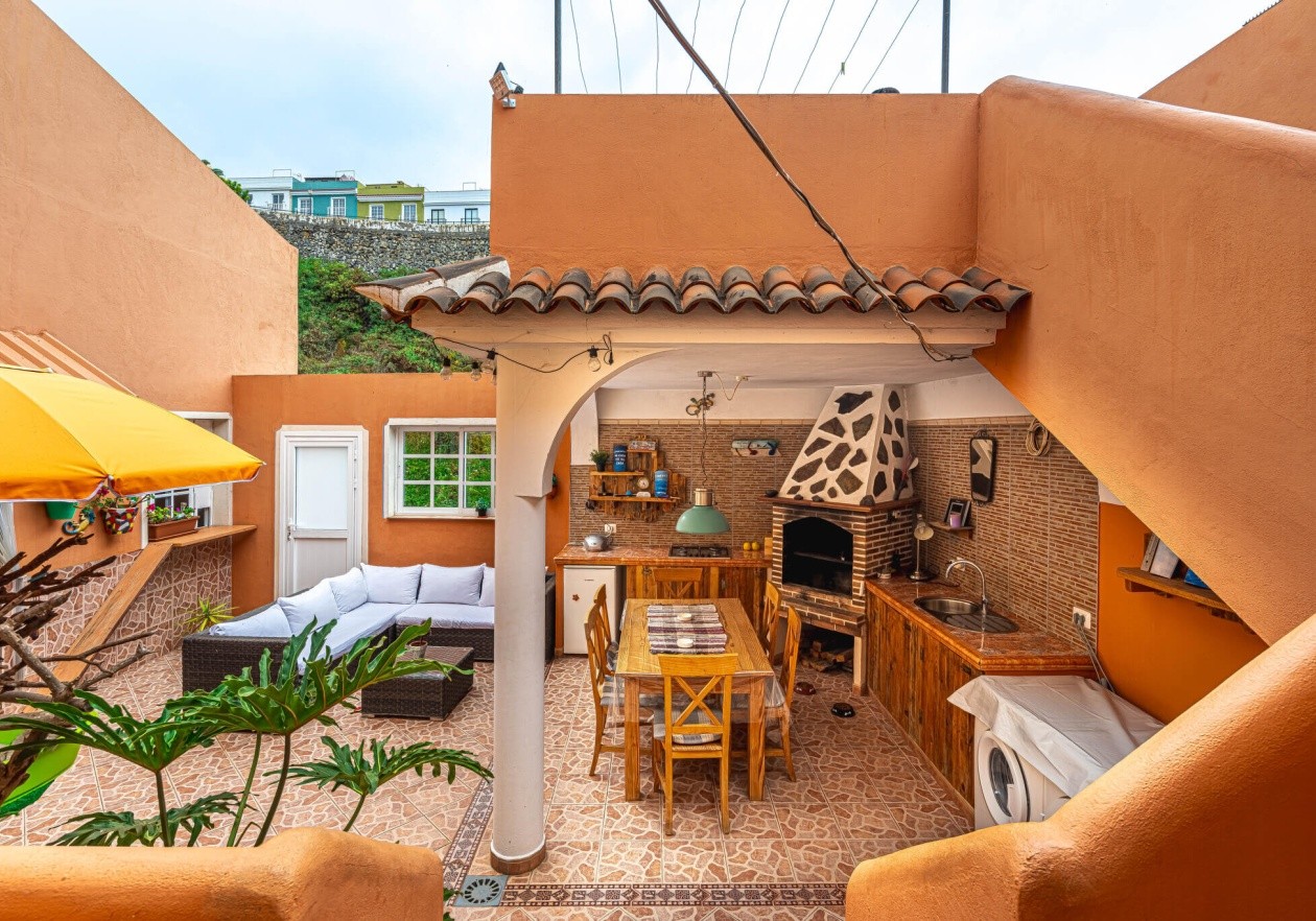 Completely detached home, built in authentic Canarian style.
