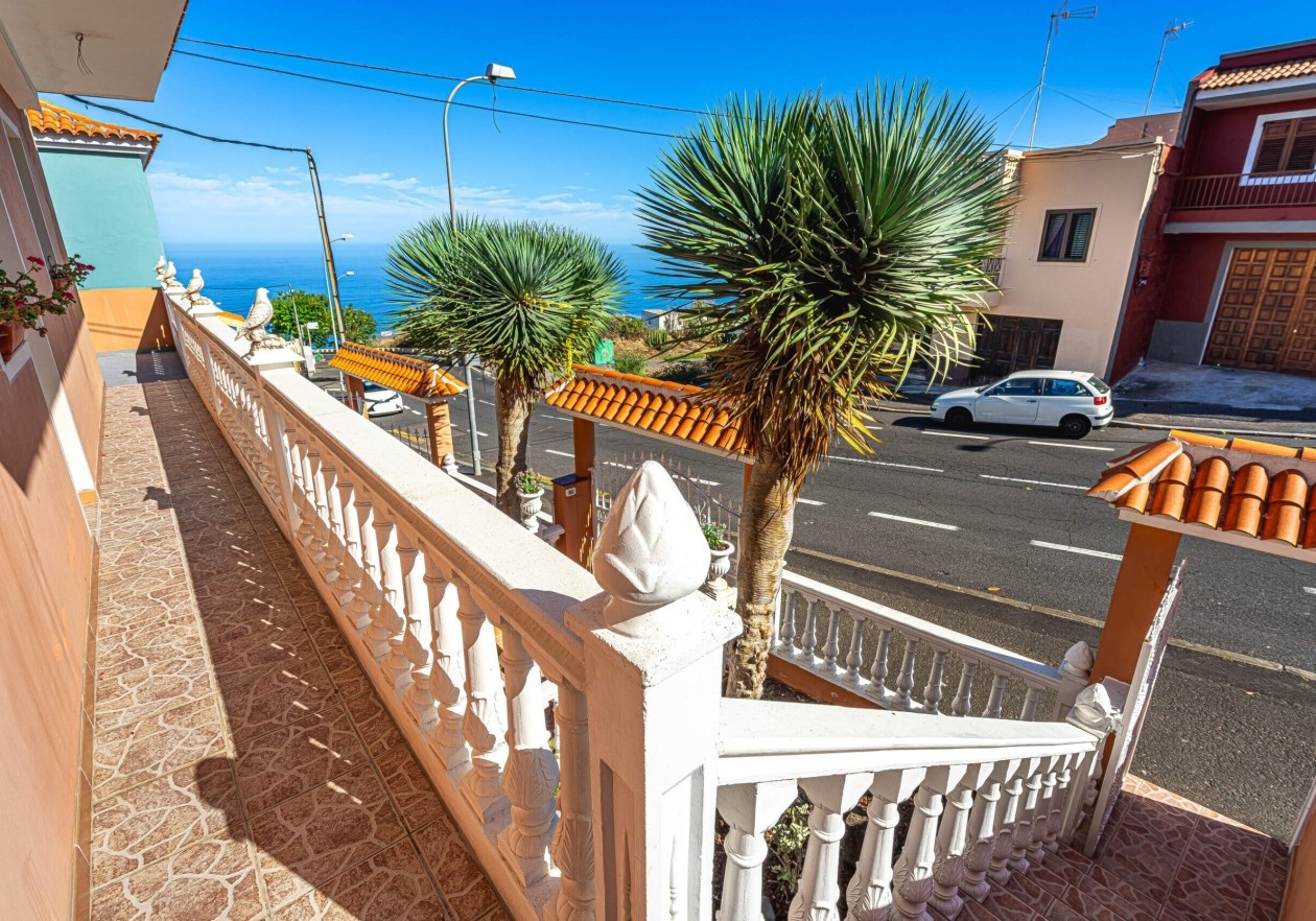 Completely detached home, built in authentic Canarian style.