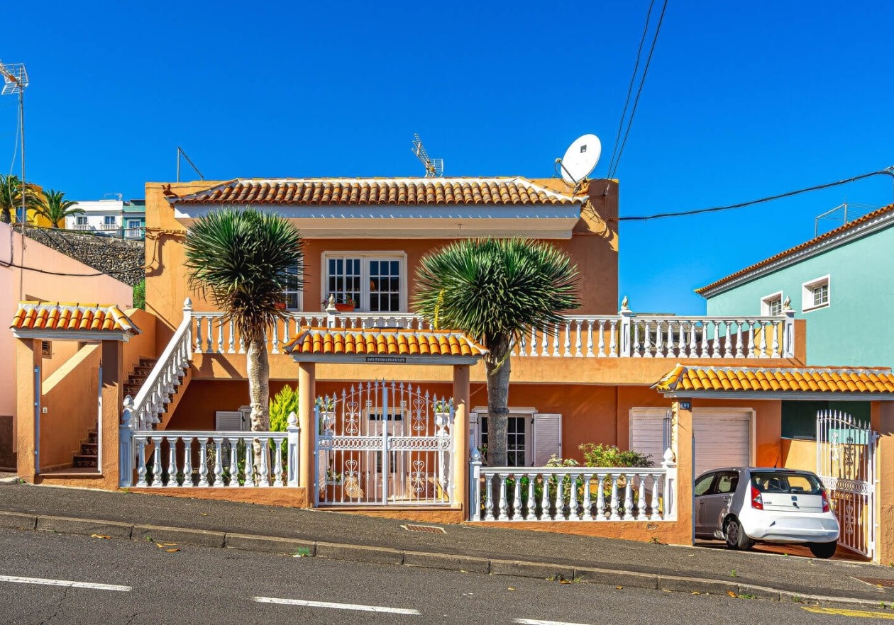 Completely detached home, built in authentic Canarian style.