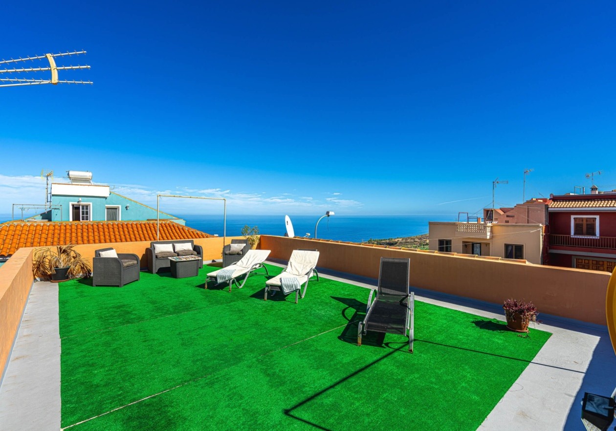 Completely detached home, built in authentic Canarian style.