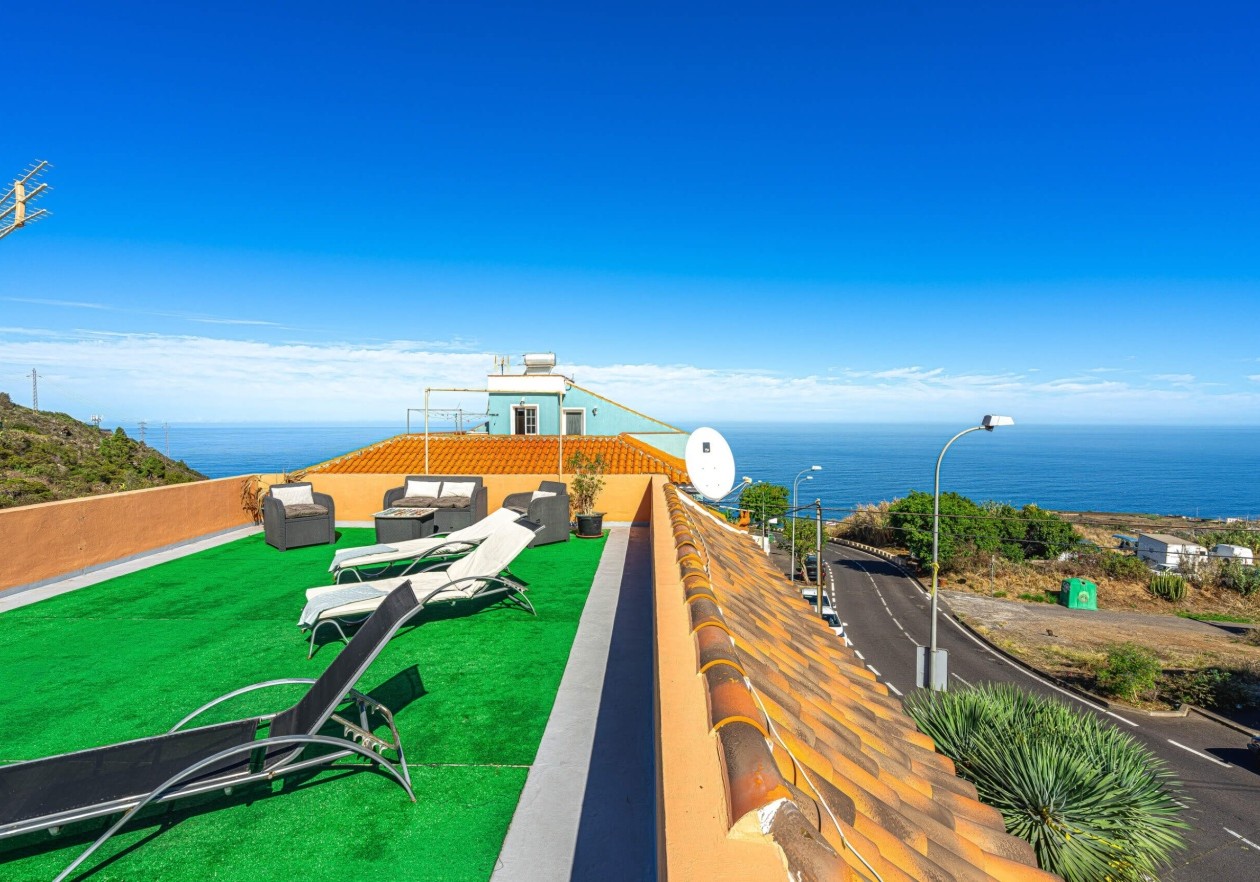 Completely detached home, built in authentic Canarian style.