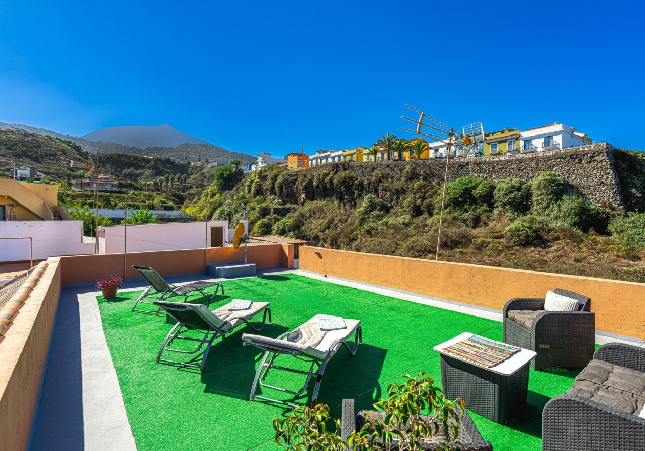 Completely detached home, built in authentic Canarian style.