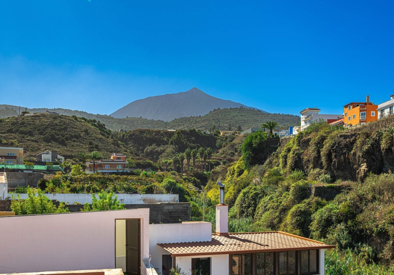 Completely detached home, built in authentic Canarian style.