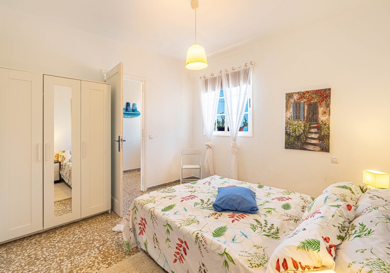 Completely detached home, built in authentic Canarian style.