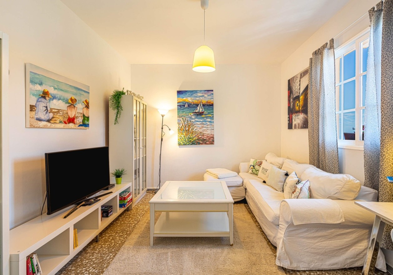 Completely detached home, built in authentic Canarian style.