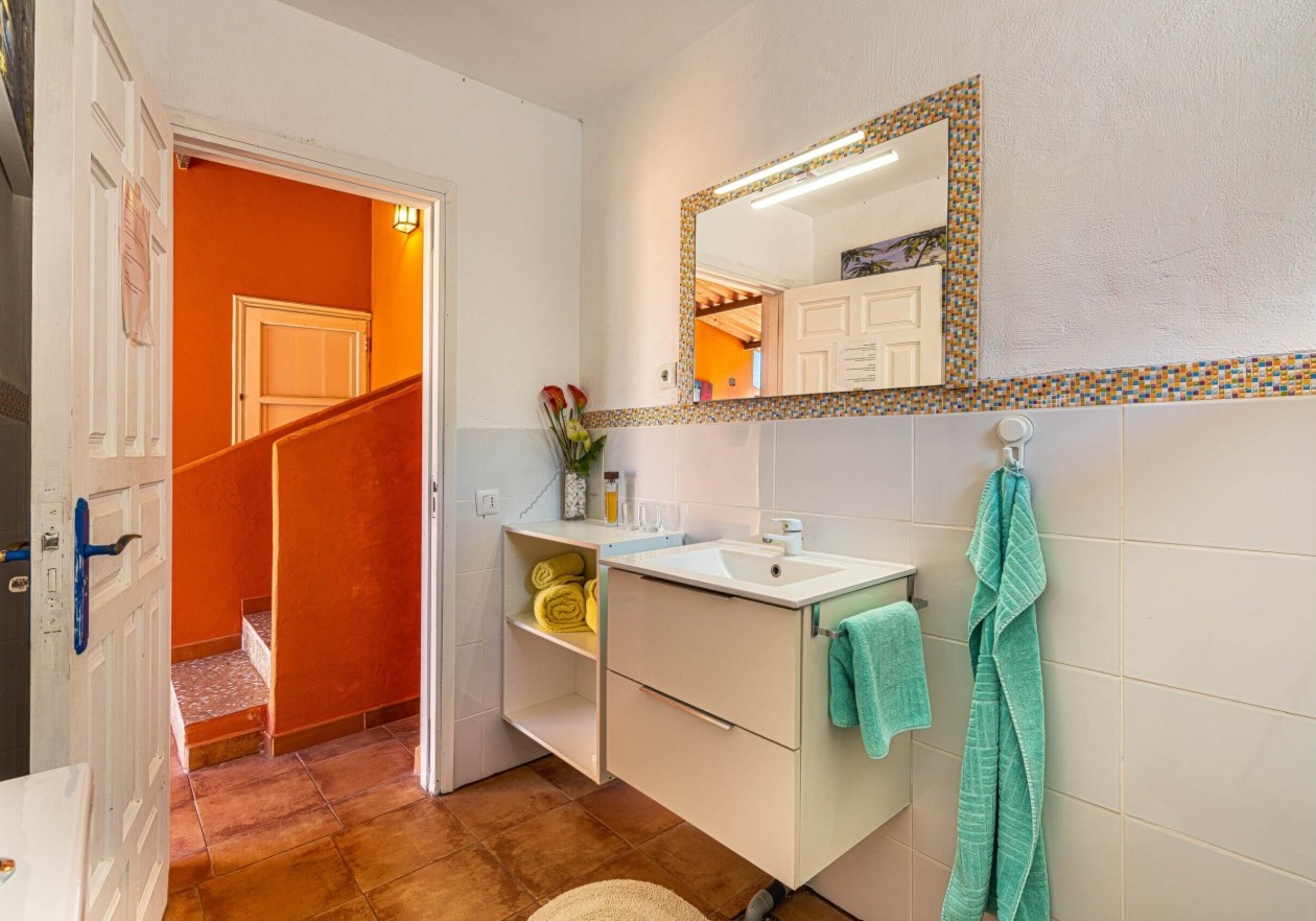 Completely detached home, built in authentic Canarian style.