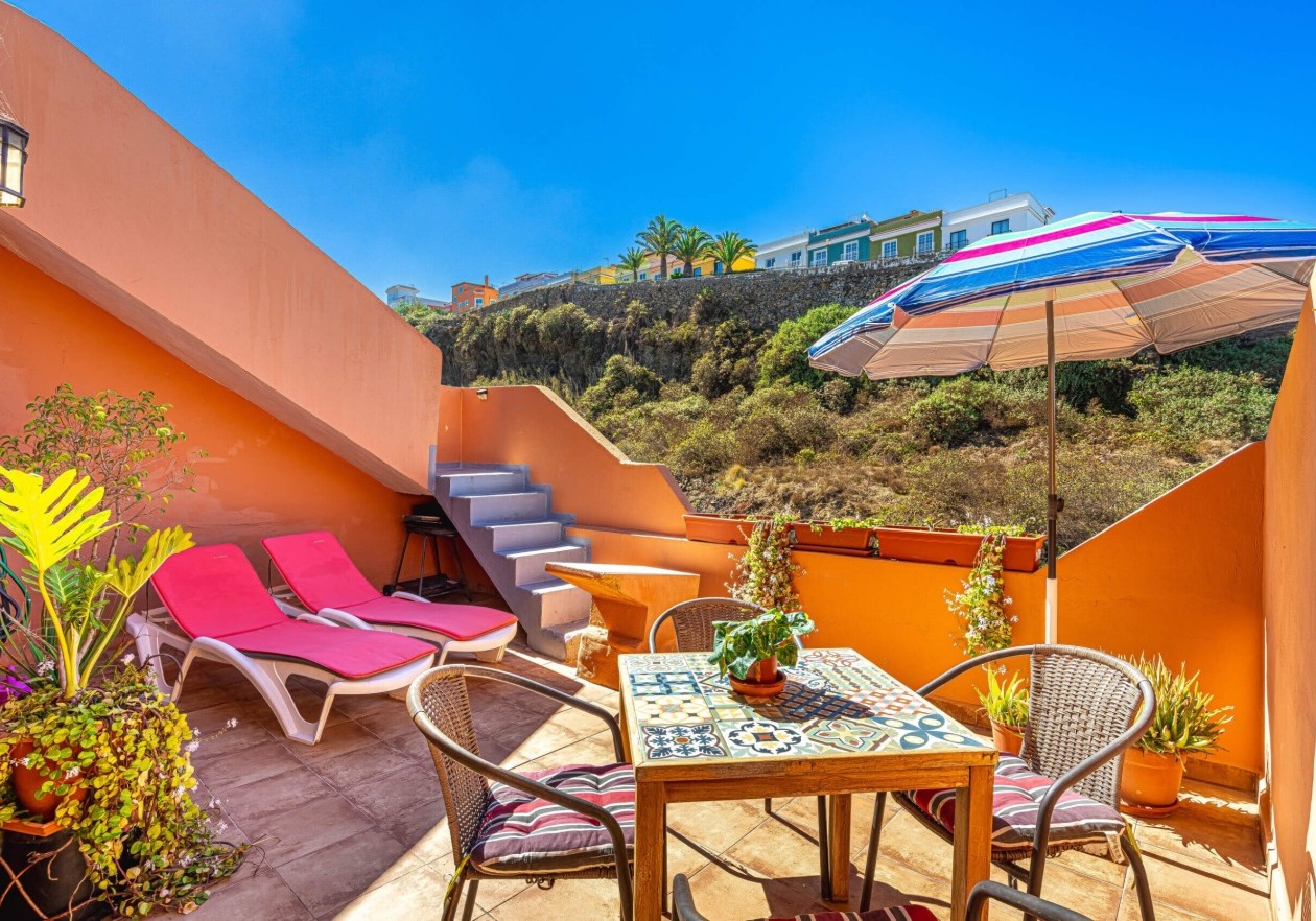 Completely detached home, built in authentic Canarian style.