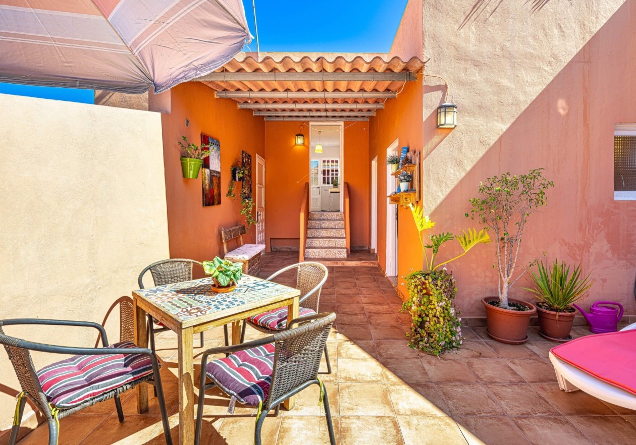 Completely detached home, built in authentic Canarian style.