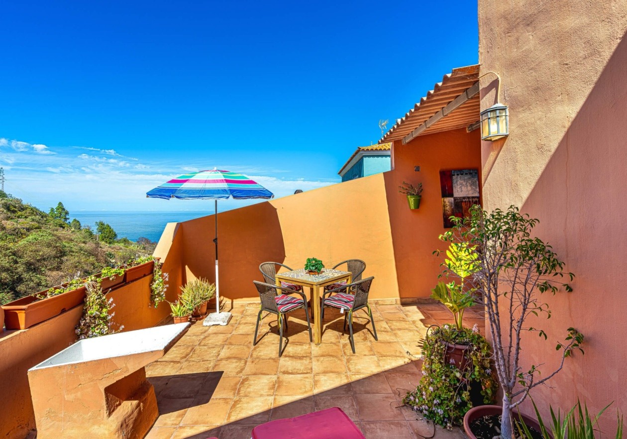 Completely detached home, built in authentic Canarian style.