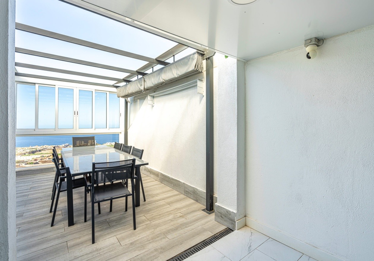 Exclusiva casa adosada de tres niveles con vistas panorámicas al mar – Los Menores, Adeje