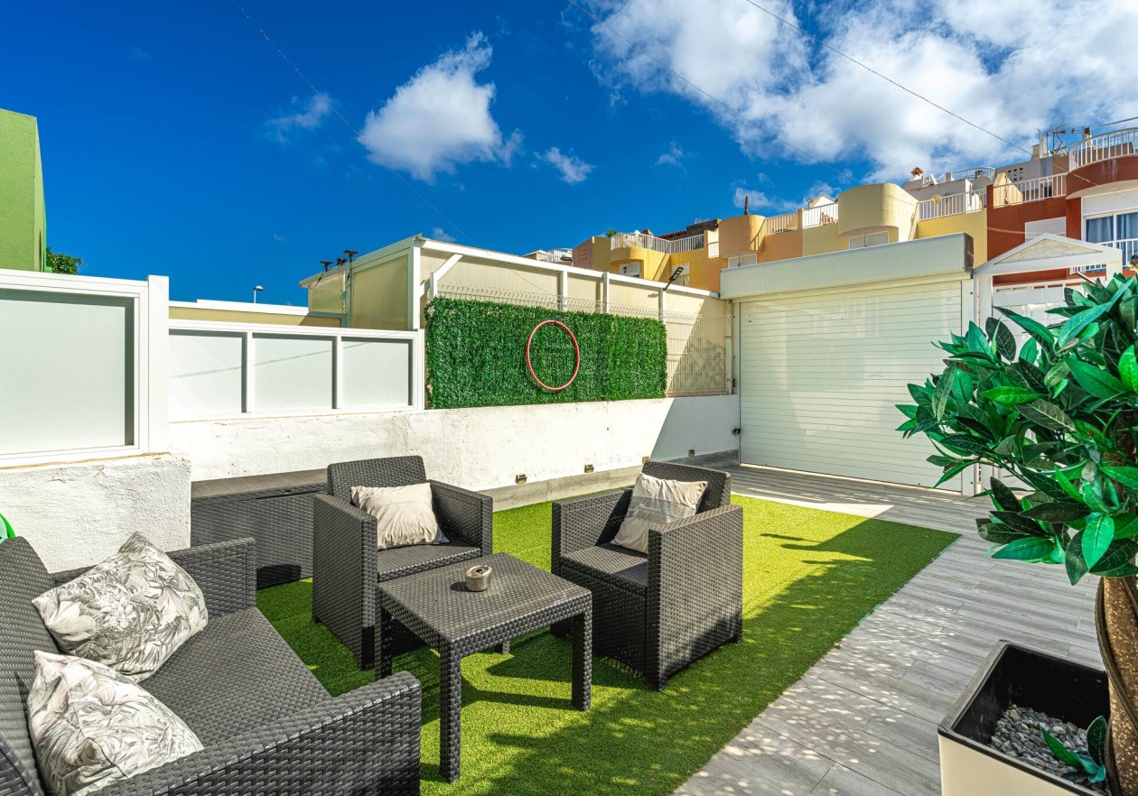 Exclusiva casa adosada de tres niveles con vistas panorámicas al mar – Los Menores, Adeje