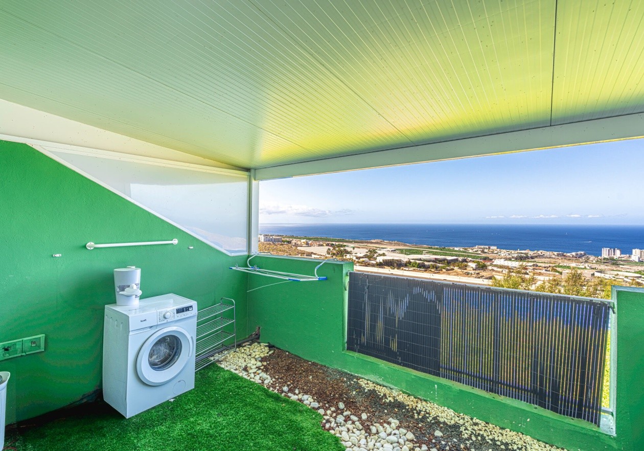 Exclusiva casa adosada de tres niveles con vistas panorámicas al mar – Los Menores, Adeje