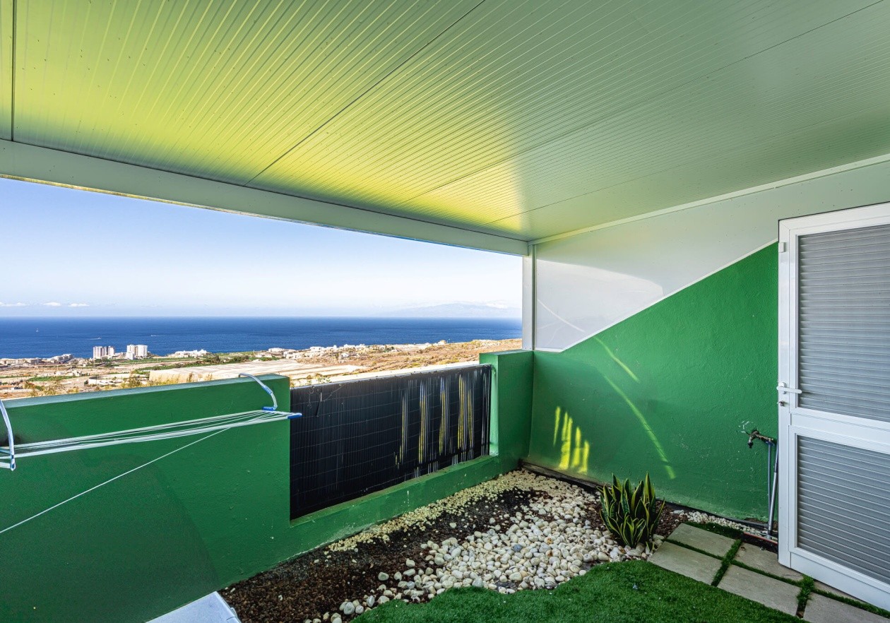 Exclusiva casa adosada de tres niveles con vistas panorámicas al mar – Los Menores, Adeje
